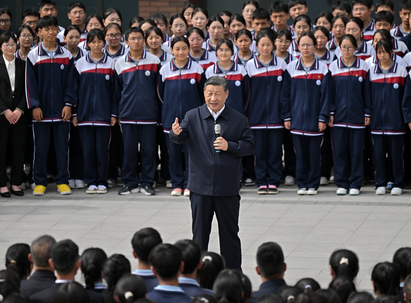 2024年6月18日，習近平總書記在青海果洛西寧民族中學考察時，同師生們親切交流。