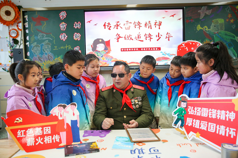 2025年3月3日，江蘇南通如皋市安定小學里，傷殘軍人許波銀在思政小課堂上向?qū)W生講述雷鋒故事。