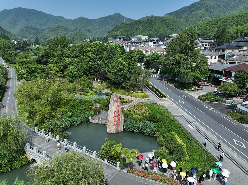 2023年8月11日，游客在浙江安吉余村參觀。