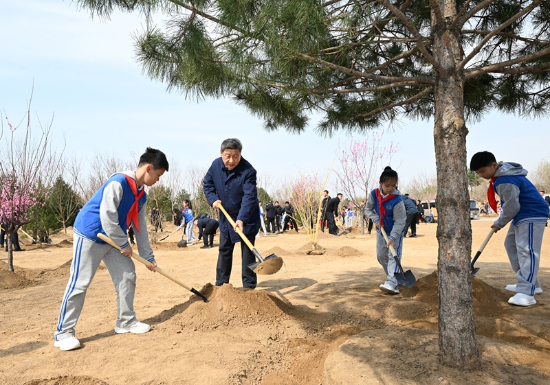 2025年4月3日，習(xí)近平總書記來到北京豐臺區(qū)永定河畔參加首都義務(wù)植樹活動。