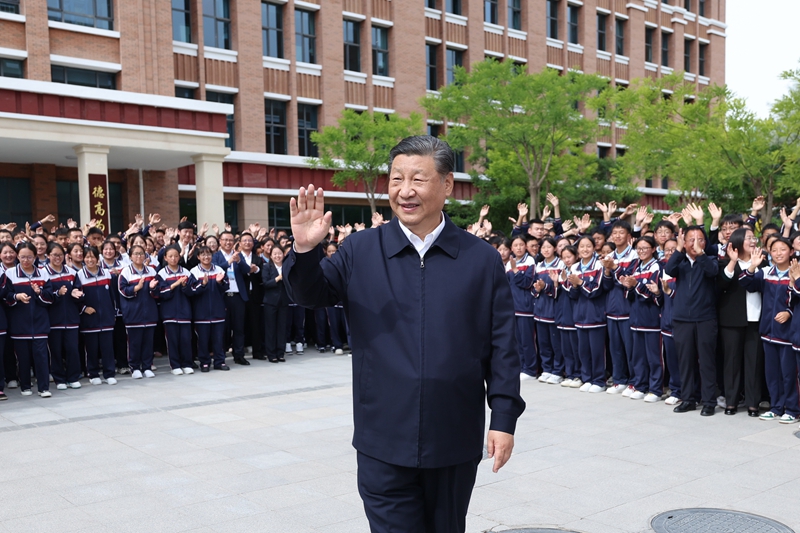2024年6月18日，習(xí)近平總書記在青海果洛西寧民族中學(xué)考察時(shí)，向師生們揮手致意。