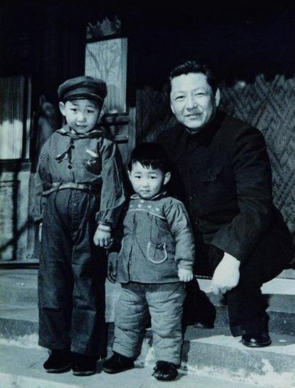 1958年，習(xí)仲勛與兒子習(xí)近平、習(xí)遠(yuǎn)平在一起。