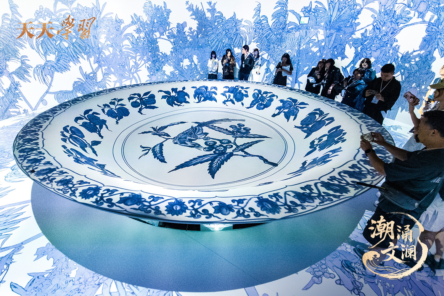 2025年5月13日，“‘紋’以載道——故宮博物院沉浸式數(shù)字體驗(yàn)展”亮相香港故宮文化博物館。