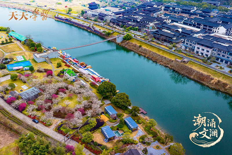 2025年2月17日，浙江紹興，嵊州市越劇小鎮(zhèn)和濕地公園梅花盛開(kāi)。