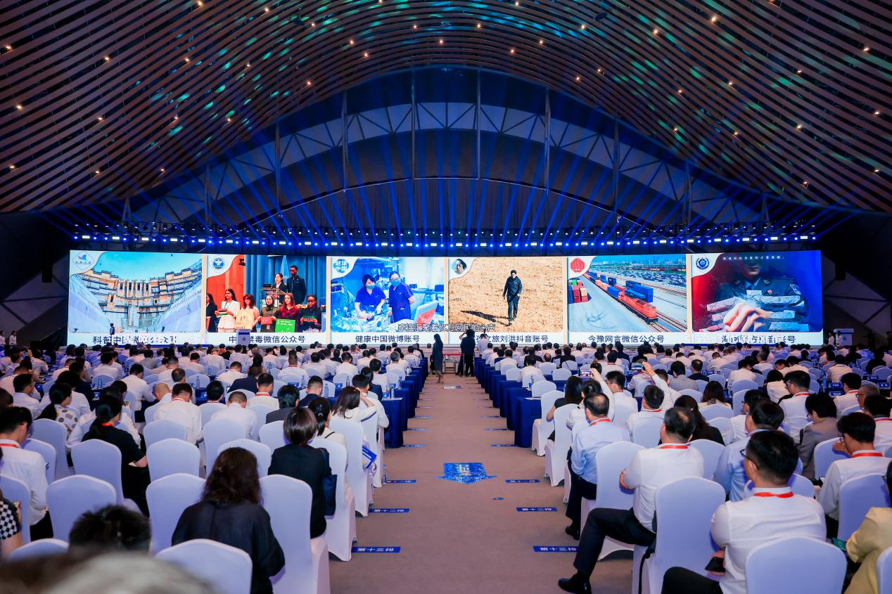 2025年中國網(wǎng)絡(luò)文明大會《走好網(wǎng)上群眾路線百個(gè)成績突出賬號推選活動成果》發(fā)布現(xiàn)場。