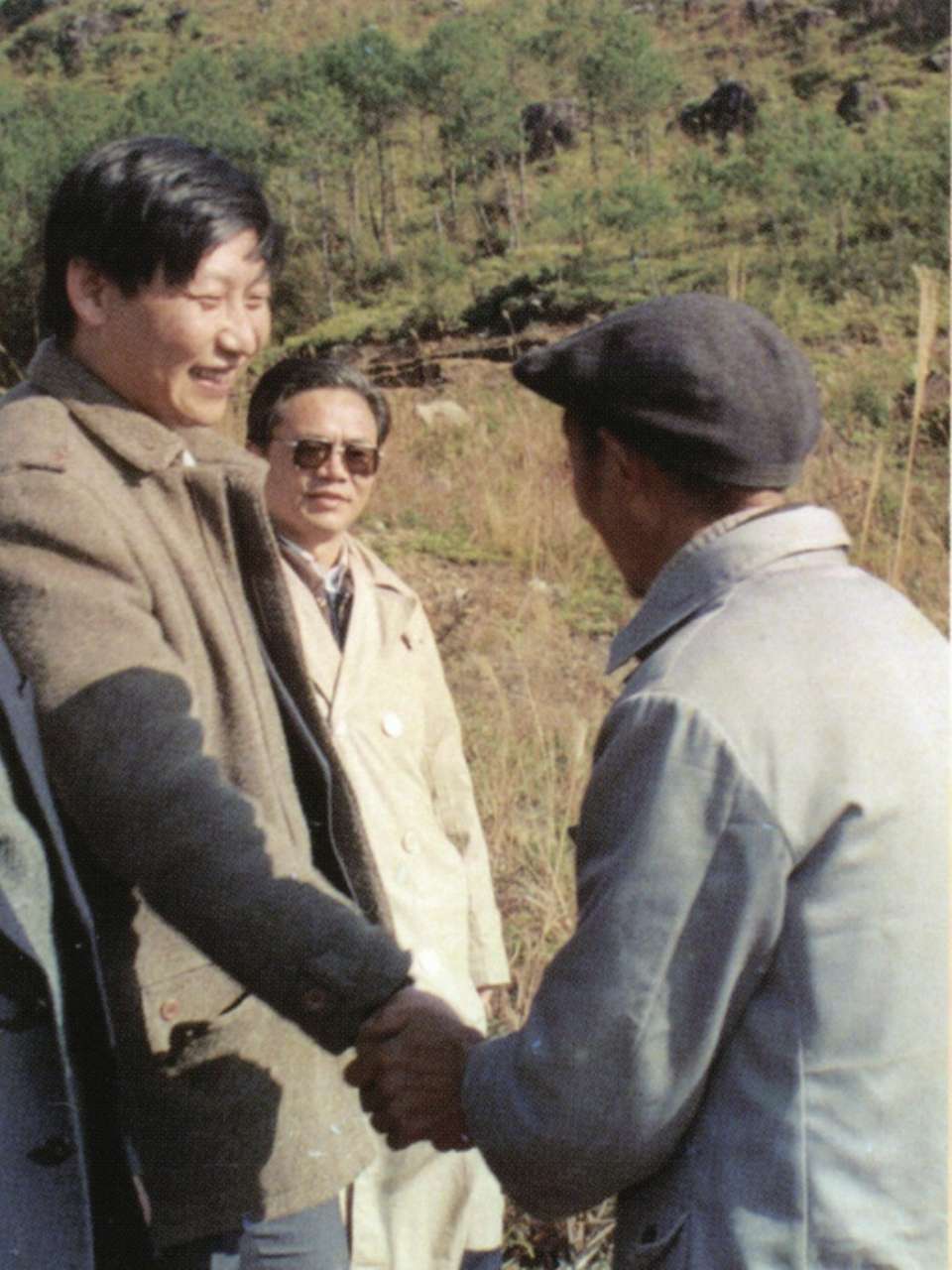 1989年1月，習(xí)近平到周寧縣走訪種林專業(yè)戶。（圖源：《習(xí)近平在寧德》）