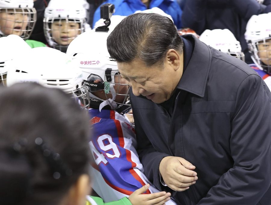 2017年2月24日，習近平總書記在北京五棵松體育中心考察時同青少年冰球愛好者“撞肩”，表示相互問候。