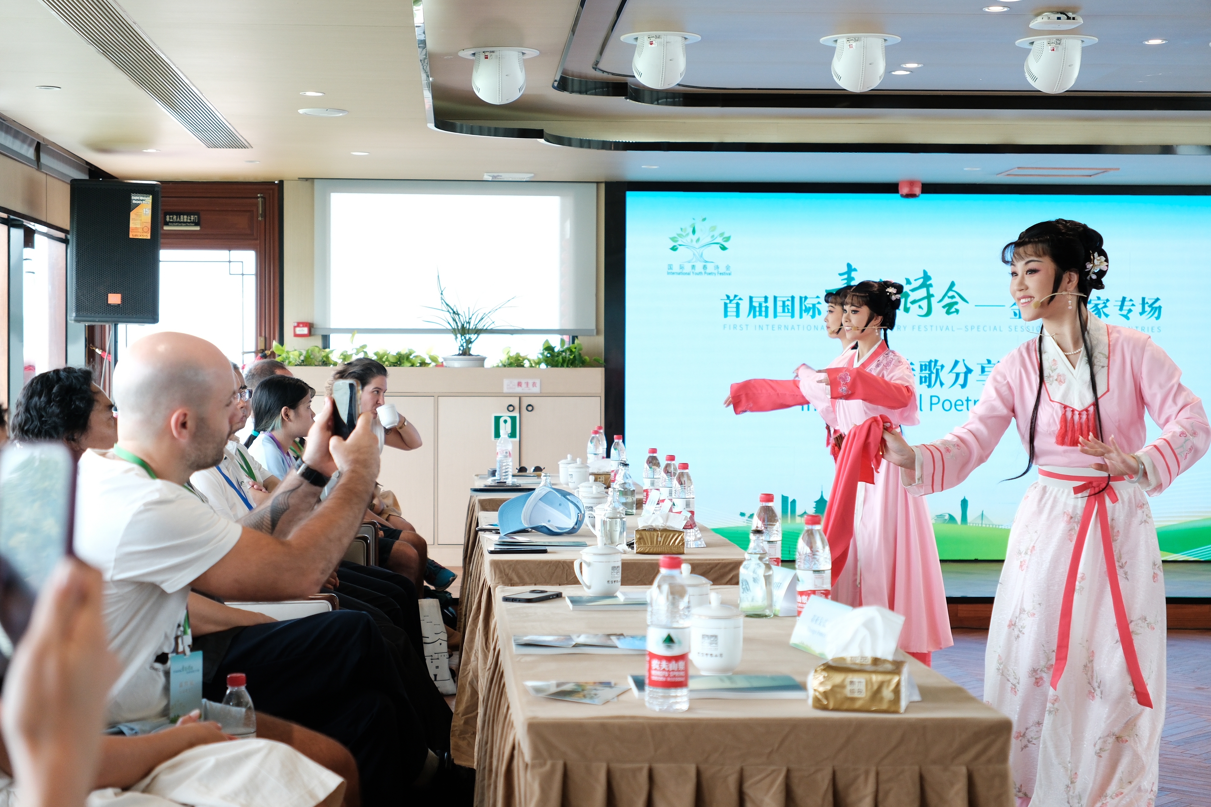 2024年7月21日，浙江杭州，金磚國家外國友人欣賞越劇《富陽新曲》。