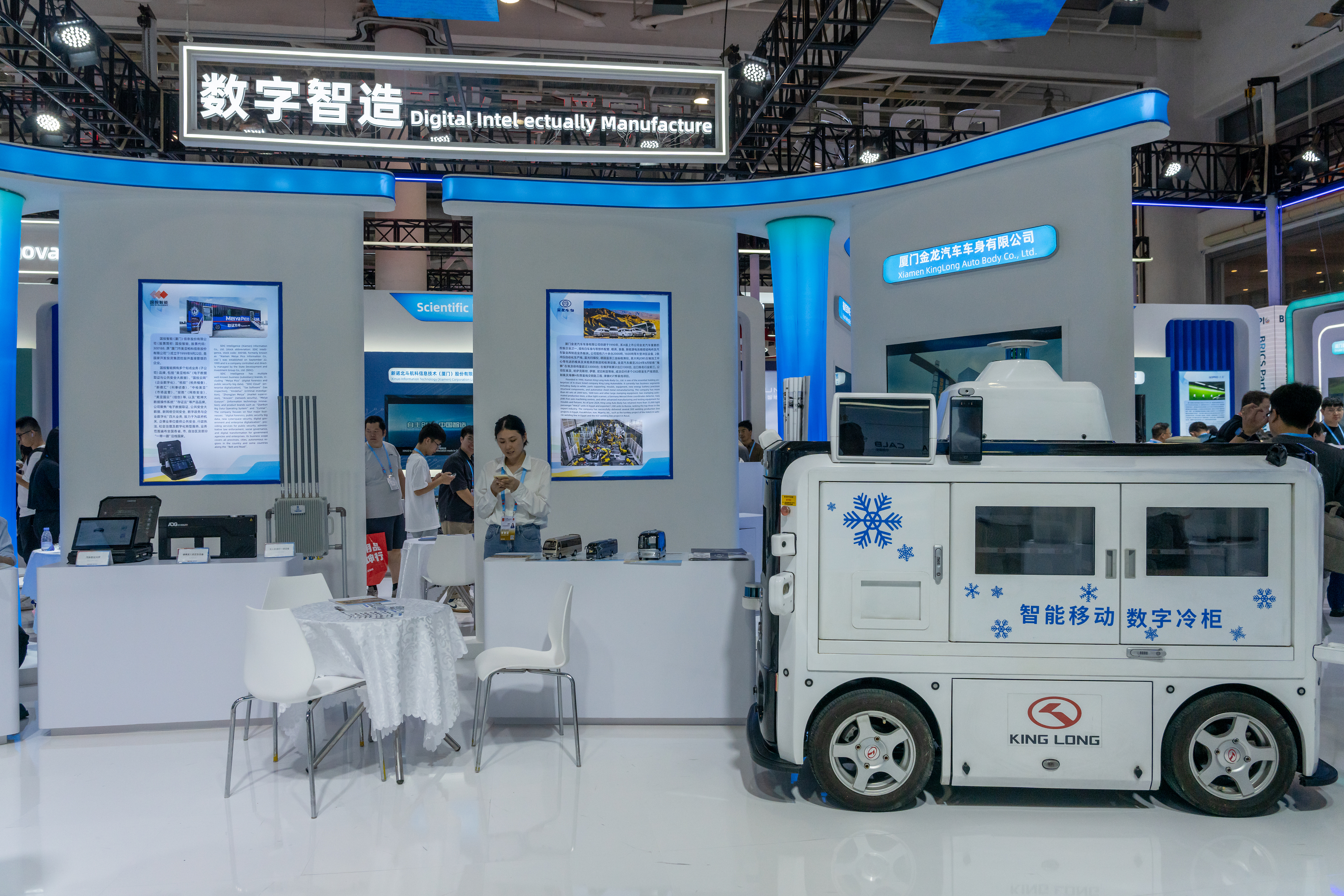 2024年9月9日，福建廈門，觀眾在金磚國家新工業(yè)革命伙伴關(guān)系創(chuàng)新基地展位參觀、洽談。