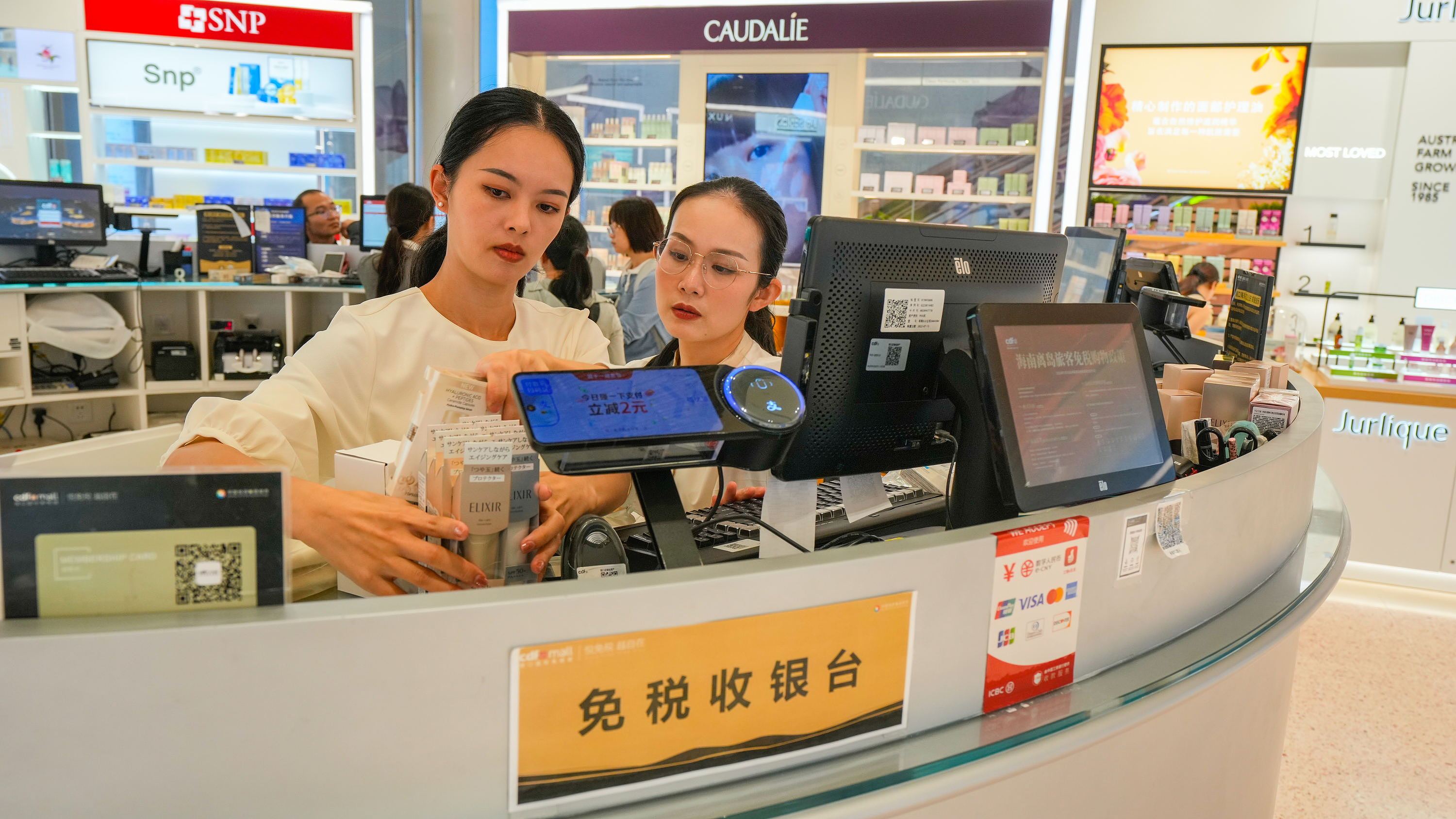 2025年11月1日，?？?，cdf?？趪H免稅城內(nèi)人頭攢動，眾多旅客在選購免稅商品。
