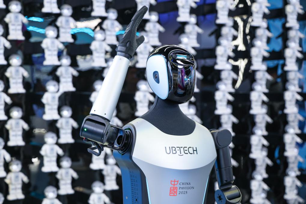 △ 2025年4月23日，在深圳優(yōu)必選科技展廳內，商用版人形機器人Walker C向觀眾揮手致意。