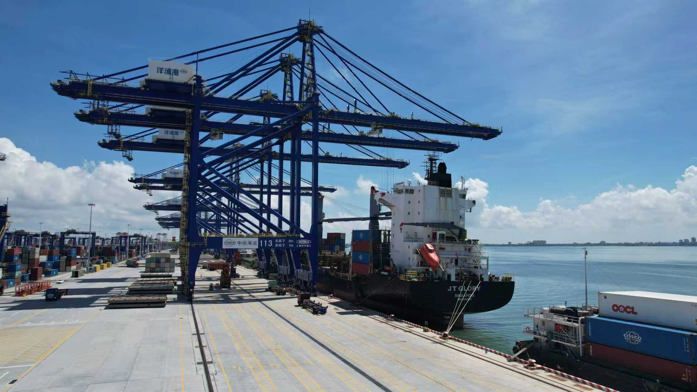 海南洋浦國(guó)際集裝箱碼頭。人民網(wǎng)記者 孟凡盛攝