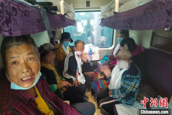 圖為乘坐Z266次列車的西藏先心病患兒和陪同人員。拉薩車站 供圖