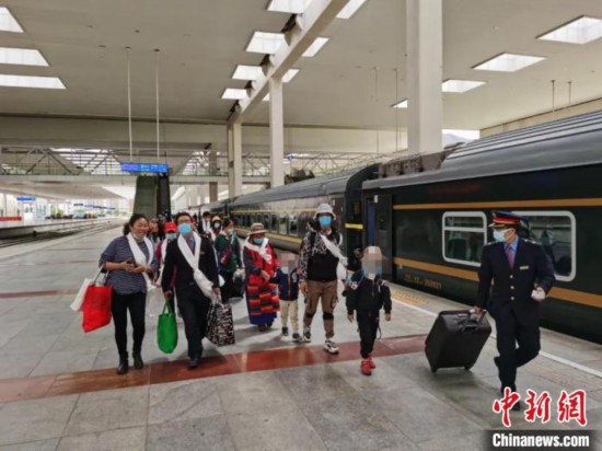 圖為拉薩車站工作人員為西藏先心病患兒和陪同人員提供“綠色”接力幫扶，并開(kāi)通了專門通道，讓他們快速進(jìn)站上車。拉薩車站 供圖