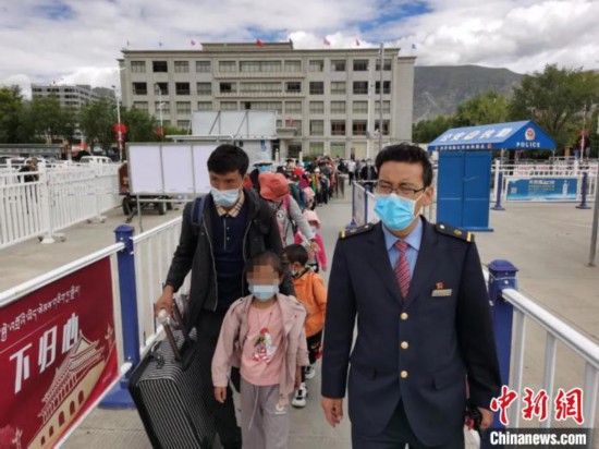 圖為拉薩車站工作人員為西藏先心病患兒和陪同人員提供“綠色”接力幫扶，并開(kāi)通了專門通道，讓他們快速進(jìn)站上車。拉薩車站 供圖