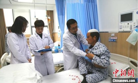 圖為馬少元(右二)為患者做檢查。青海省第四人民醫(yī)院供圖