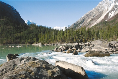 然烏湖美景。圖片由昌都市委宣傳部提供.jpg