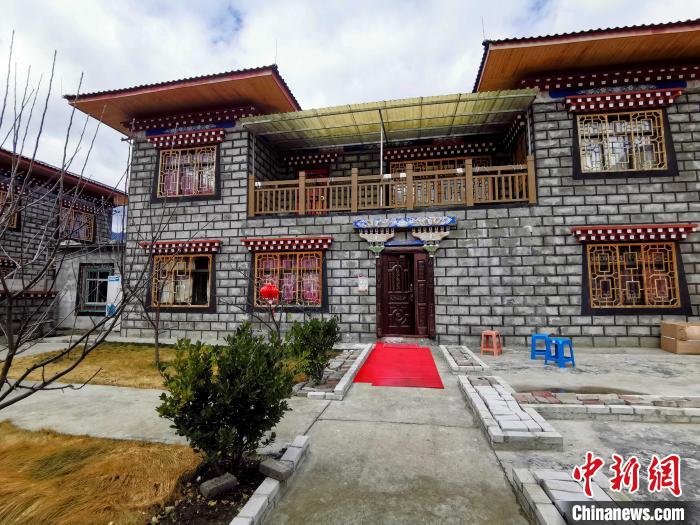 圖為林芝米林縣羌納鄉(xiāng)西嘎村村民家家戶戶發(fā)展庭院經(jīng)濟(jì)，院內(nèi)種滿了各種果樹?！≮w延 攝
