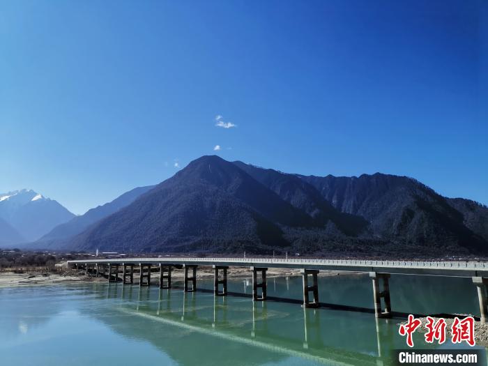 圖為現(xiàn)在已經(jīng)通車的魯霞大橋?！≮w延 攝
