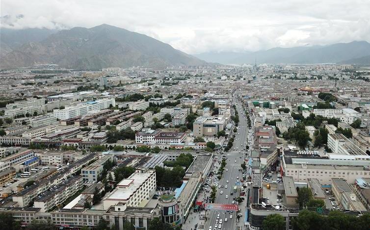 8月10日無人機(jī)拍攝的拉薩城市一景。新華社記者 王益亮 攝.jpg