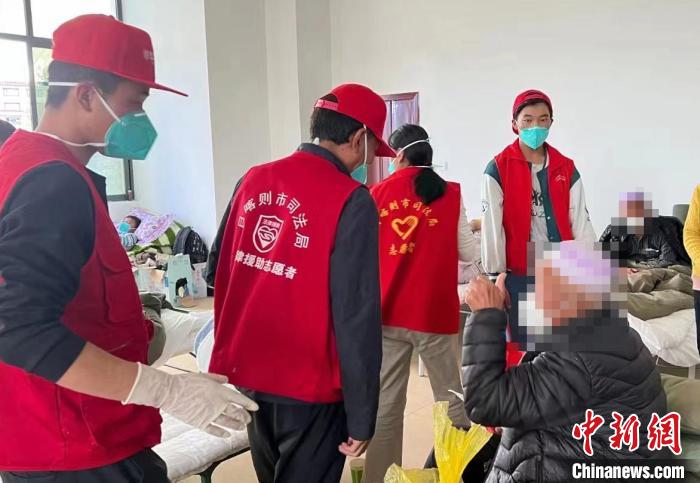 圖為得到妥善安置周到的服務(wù)，患者向志愿者豎起大拇指?！∪湛t市委宣傳部供圖