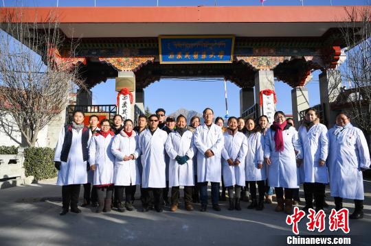 圖為該校師生在更名后的西藏藏醫(yī)藥大學(xué)校門前合影留念?！『闻罾?攝