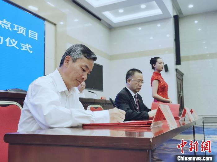 圖為青海省副省長匡湧(左)簽訂合作共建區(qū)域醫(yī)療中心框架協(xié)議。　張?zhí)砀?攝