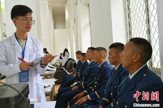 圖為研究團(tuán)隊(duì)成員登記消防員信息?！≮w朗 攝