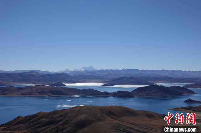 圖為從海拔約5000米的魯日拉觀景臺(tái)俯瞰羊湖?！∪轿木?攝
