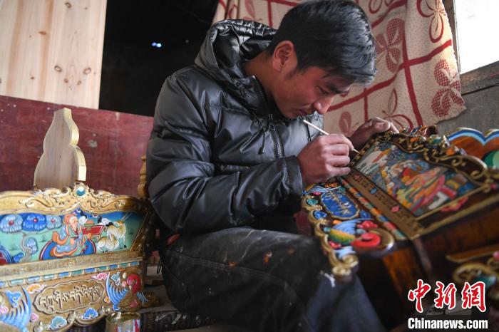 圖為拉薩手藝人制作年貨“切瑪盒”。　貢嘎來松 攝
