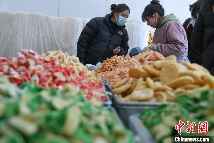 圖為拉薩市民選購(gòu)年貨“卡塞”。　貢嘎來松 攝