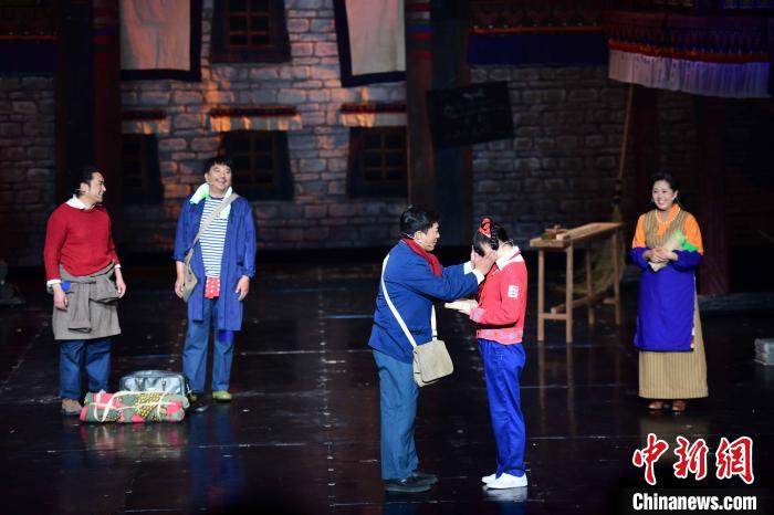 圖為西藏本土話劇《八廓街北院》演出現(xiàn)場(chǎng)?！∝暩聛?lái)松 攝