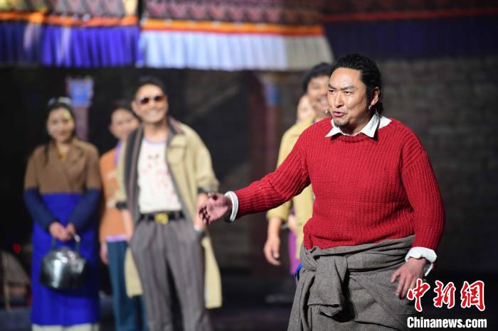 圖為西藏本土話劇《八廓街北院》演出現(xiàn)場(chǎng)。　貢嘎來(lái)松 攝