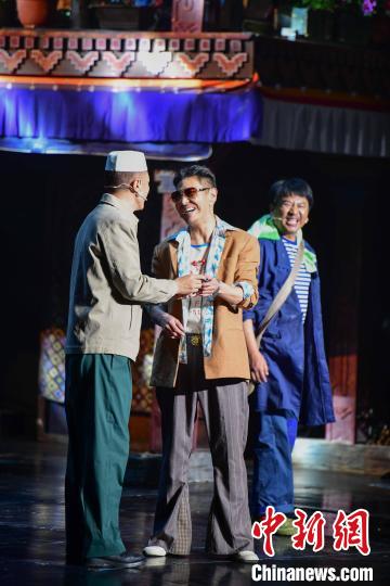 圖為西藏本土話劇《八廓街北院》演出現(xiàn)場(chǎng)。　貢嘎來(lái)松 攝