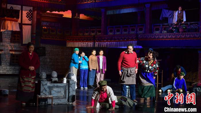 圖為西藏本土話劇《八廓街北院》演出現(xiàn)場(chǎng)。　貢嘎來(lái)松 攝