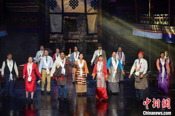 圖為西藏本土話劇《八廓街北院》演出現(xiàn)場(chǎng)。　貢嘎來(lái)松 攝