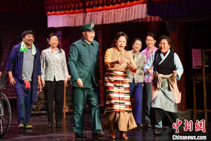 圖為西藏本土話劇《八廓街北院》演出現(xiàn)場(chǎng)?！∝暩聛?lái)松 攝