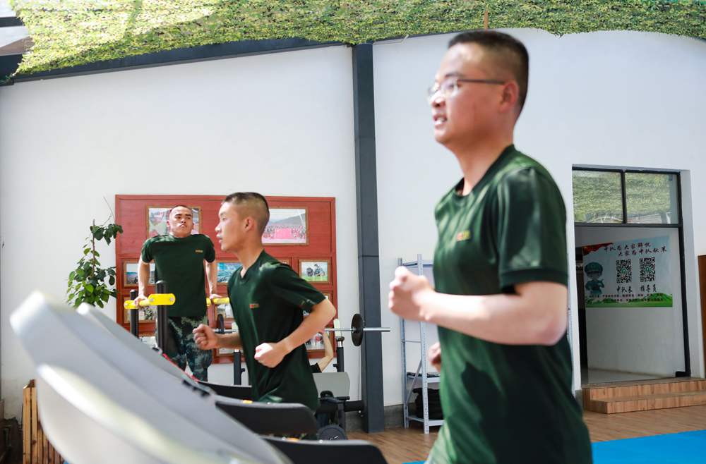 官兵正在新配發(fā)的跑步機上運動。