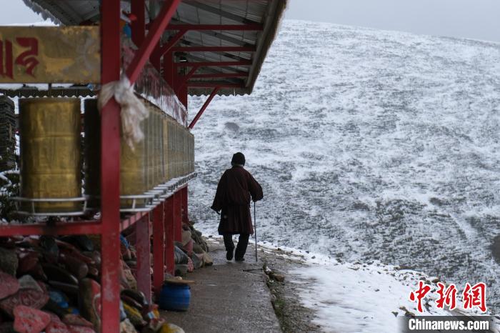 孜珠寺與雪山風光?！〗w波 攝
