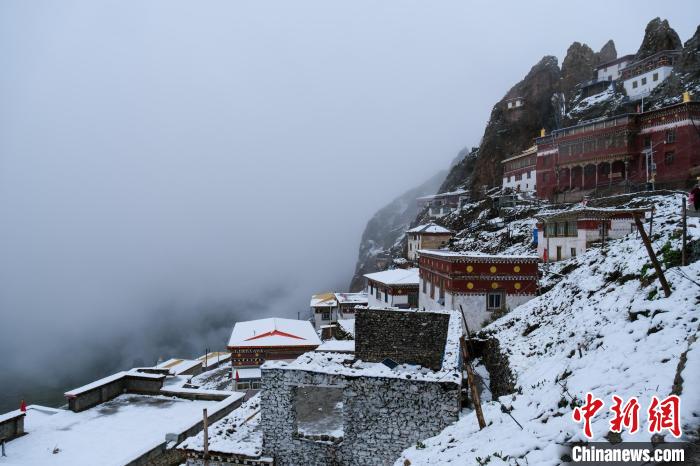 位于孜珠山頂?shù)乃聫R被云霧環(huán)繞，猶如仙境。　江飛波 攝