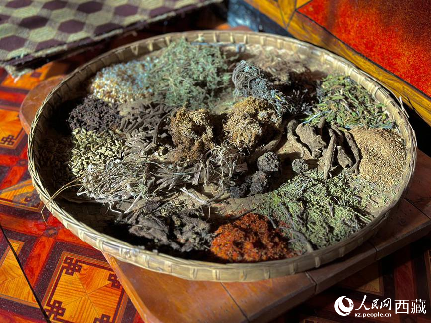 制作藏香的草本原料。人民網(wǎng)記者 次仁羅布攝