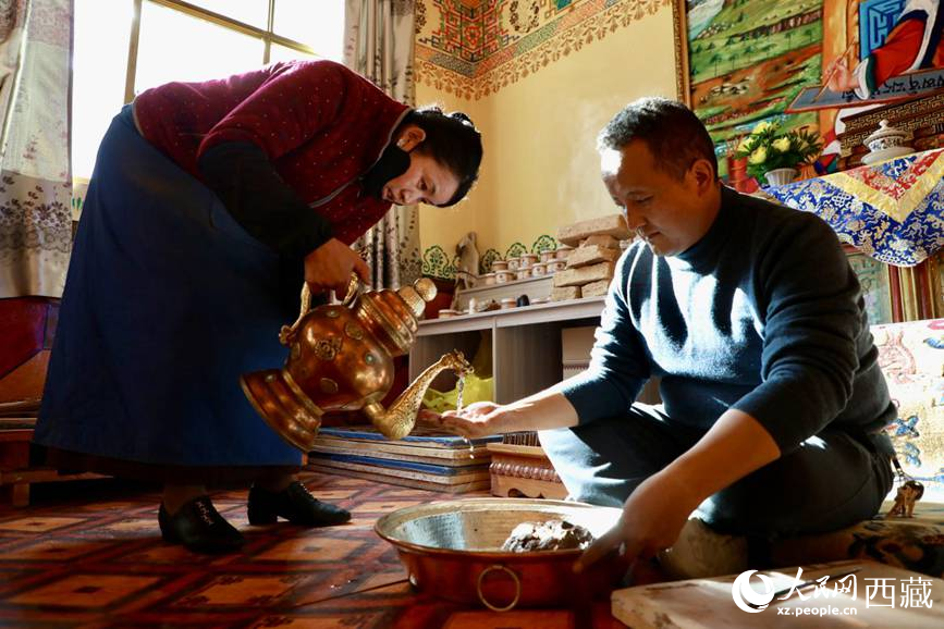 柏木泥與香料糅合成團(tuán)。人民網(wǎng)記者 次仁羅布攝