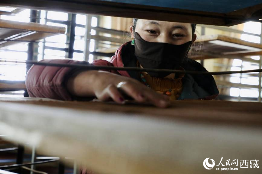 晾曬制作好的藏香。人民網(wǎng)記者 次仁羅布攝