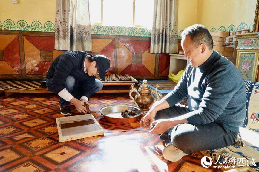 游客正在學(xué)習(xí)制作藏香。人民網(wǎng) 記者次仁羅布攝