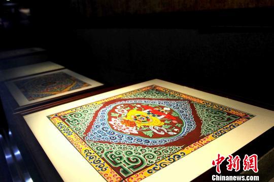 圖為藏式建筑傳統(tǒng)圖案?！?zhí)砀?攝