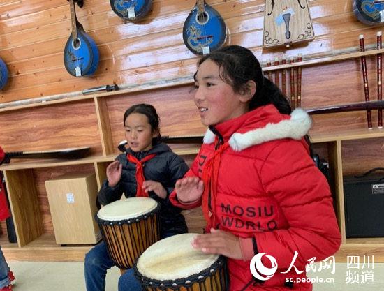 民族樂(lè)器興趣小組的學(xué)生們正在練習(xí)音樂(lè)。（高婉汀 攝）