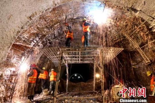 圖為施工人員正在進(jìn)行隧道支護(hù)焊接作業(yè)?！￡悤?攝