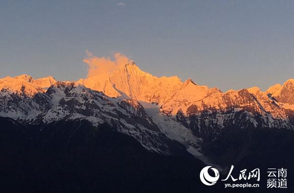 迪慶梅里雪山“日照金山”景觀。（供圖）