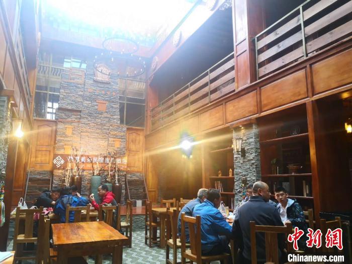 圖為扎尕那的藏式民宿酒店中，游客正在用餐?！∈缝o靜 攝
