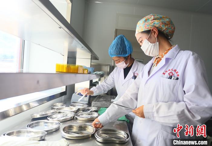 7月下旬，夏河縣人民醫(yī)院醫(yī)生進行手術(shù)用具的消毒清潔?！「哒?攝